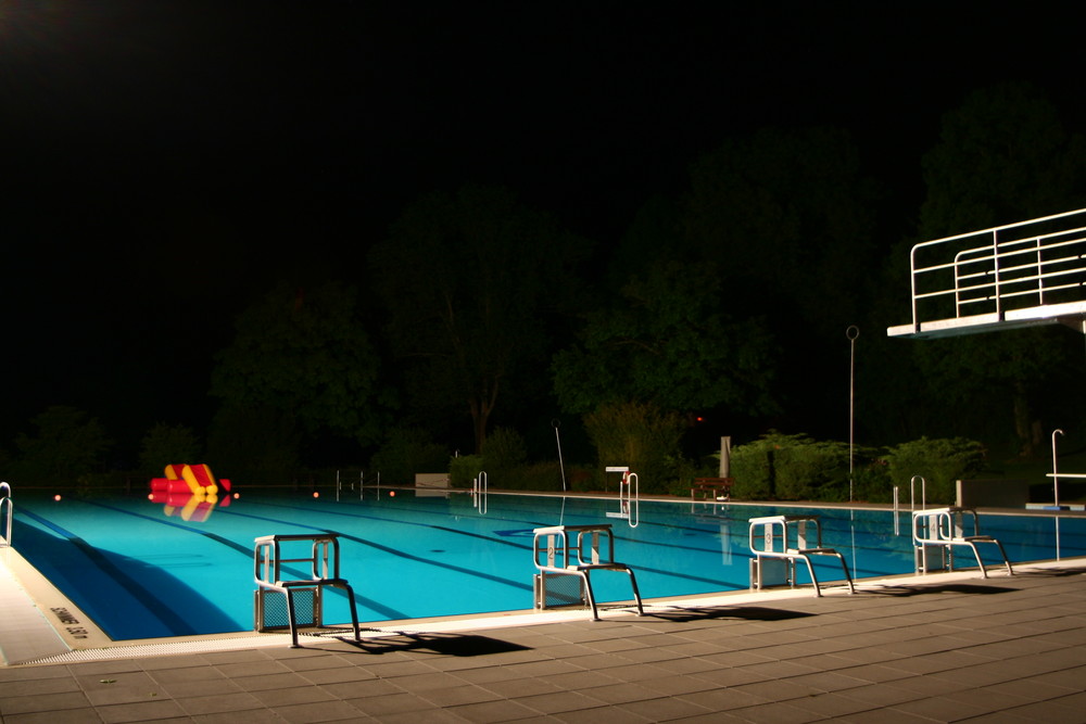 Schwimmbad by Night von Dani Schoierer