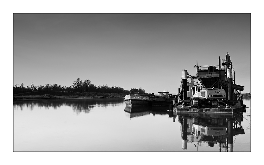 Schwimmbagger auf dem Rhein