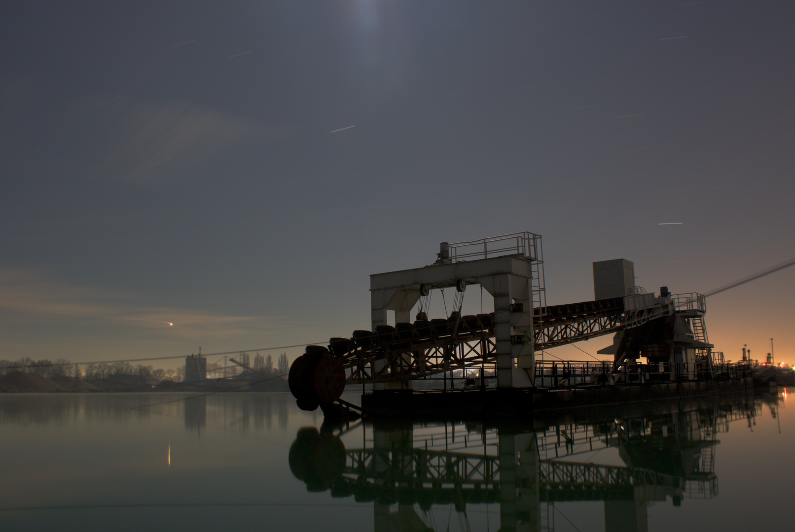 Schwimmbagger bei Nacht