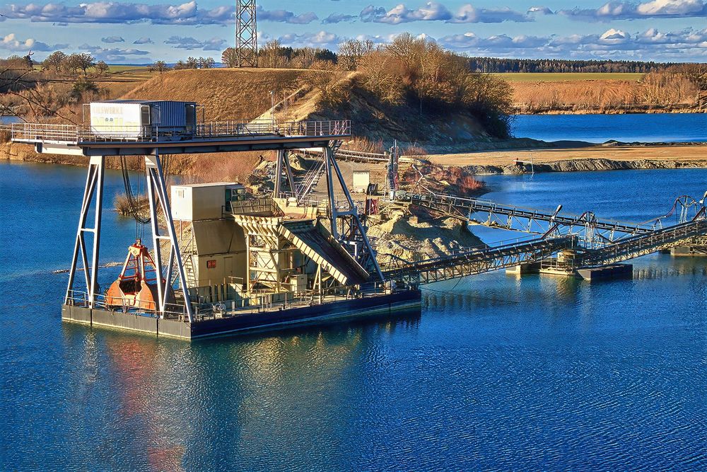 Schwimmbagger im Kieswerk Foto & Bild industrie und technik