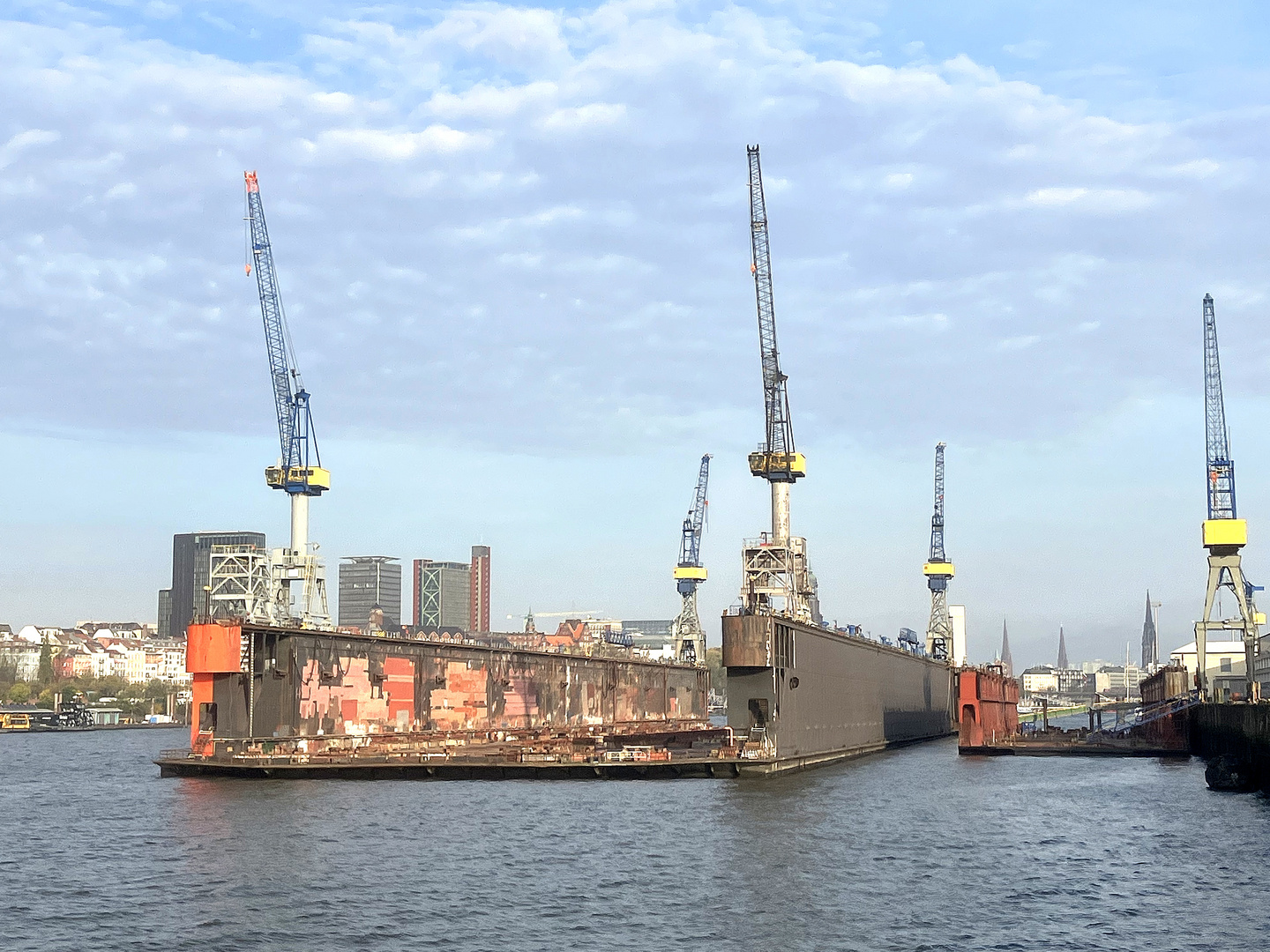 Schwimmdock vor der Skyline von Altona