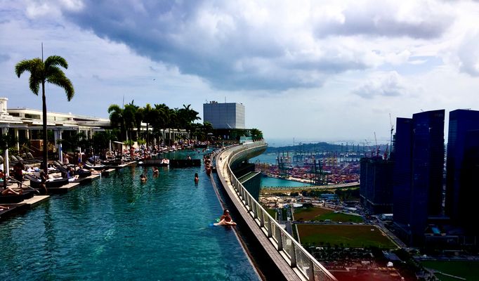 Schwimmen auf dem Hochhausdach