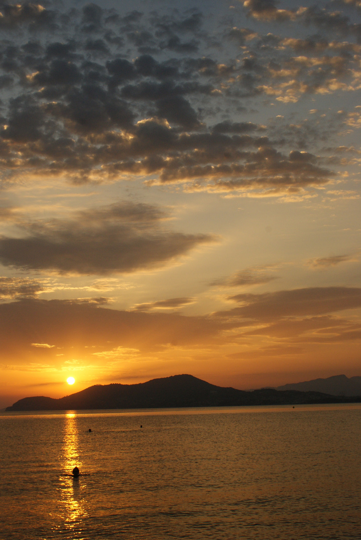 Schwimmen bei Sonnenuntergang