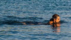 Schwimmen in den Sonnenuntergang