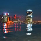 Schwimmen mit Aussicht zur Blue Hour