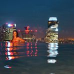 Schwimmen mit Aussicht zur Blue Hour