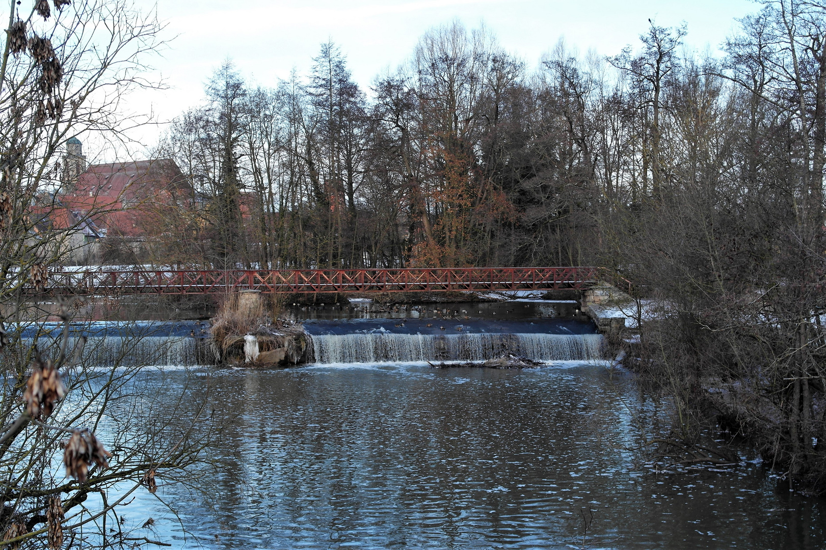 Schwimmen vor dem "Wasserfall" auf der Wörnitz in Dinkelsbühl