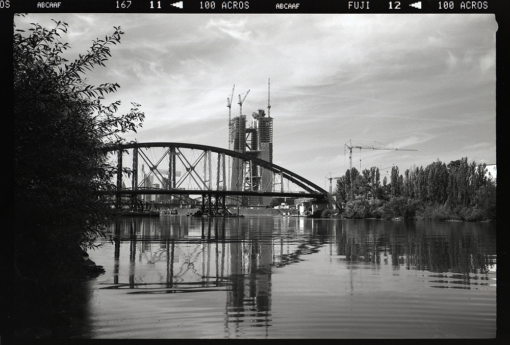 Schwimmende Brücke und EZB Baustelle