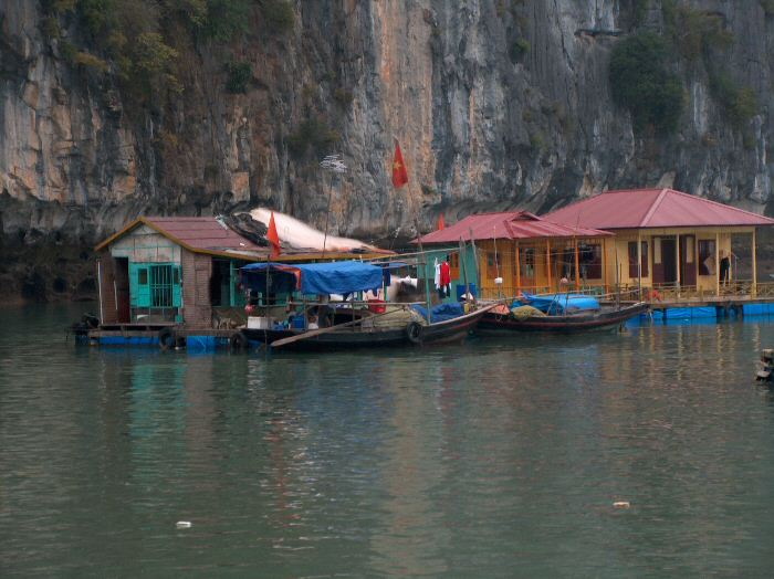 Schwimmende Dörfer in der Ha Long Bucht