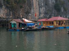 Schwimmende Dörfer in der Ha Long Bucht