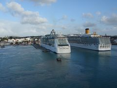 "Schwimmende Hotels" im Hafen von Antigua