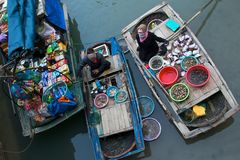 Schwimmende Läden in der Ha Long Bucht