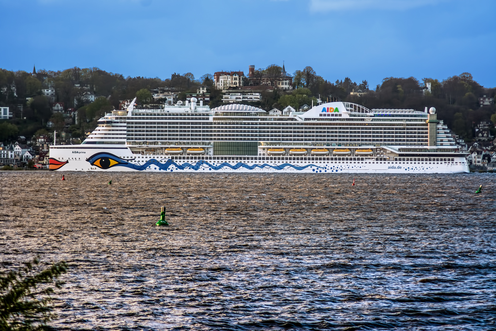 schwimmende Massen-Käfig-Haltung vor Blankenese