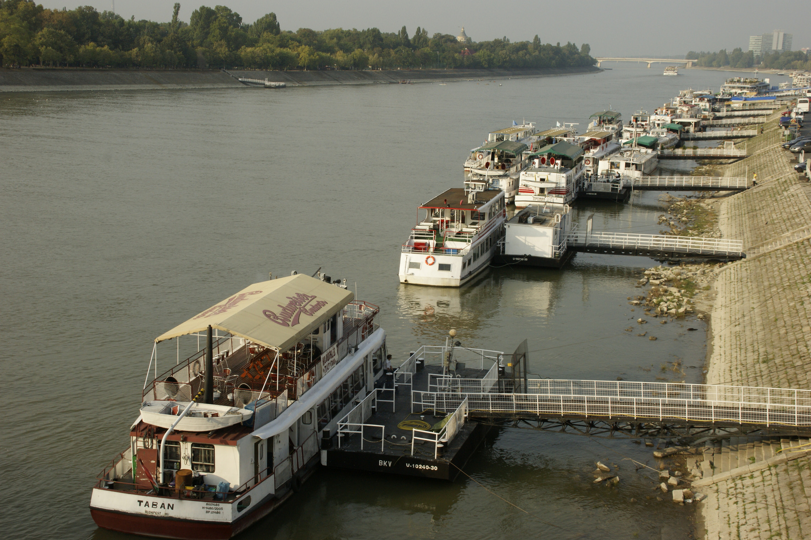 schwimmende Restaurants auf der Donau