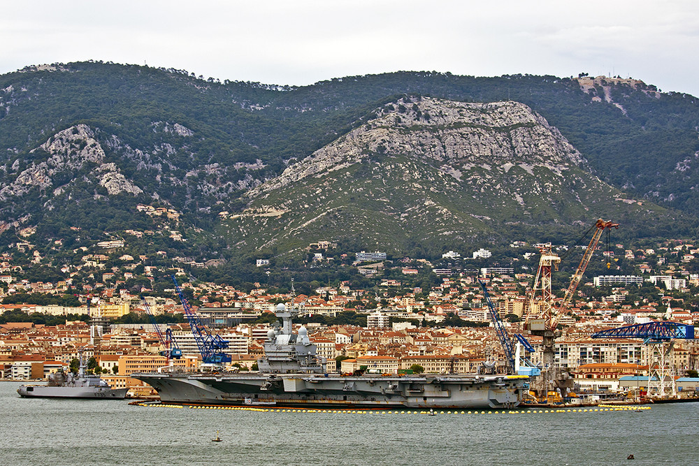 Schwimmende Stadt vor der Stadt...Flugzeugträger Charles de Gaulle im Hafen von Toulon