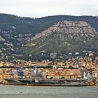 Schwimmende Stadt vor der Stadt...Flugzeugträger Charles de Gaulle im Hafen von Toulon