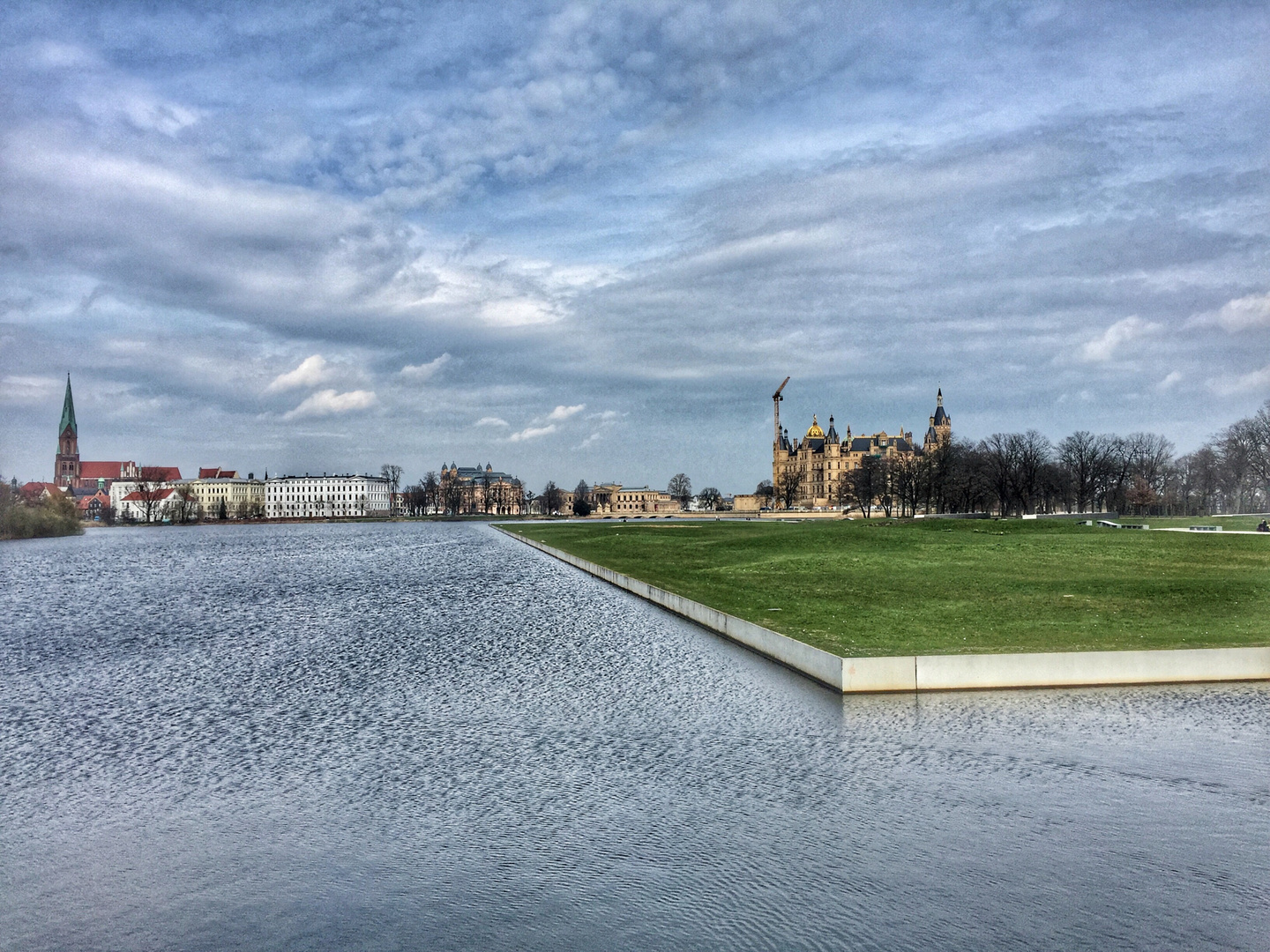 "schwimmende Wiese" vor Schlossinsel Museum Theater Staatskanzlei und Dom - Schwerin MV