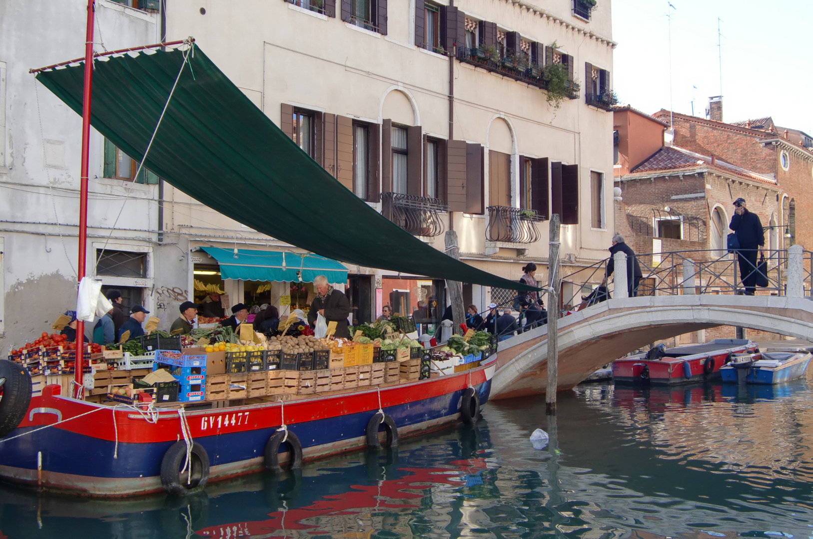 "schwimmender Markt"