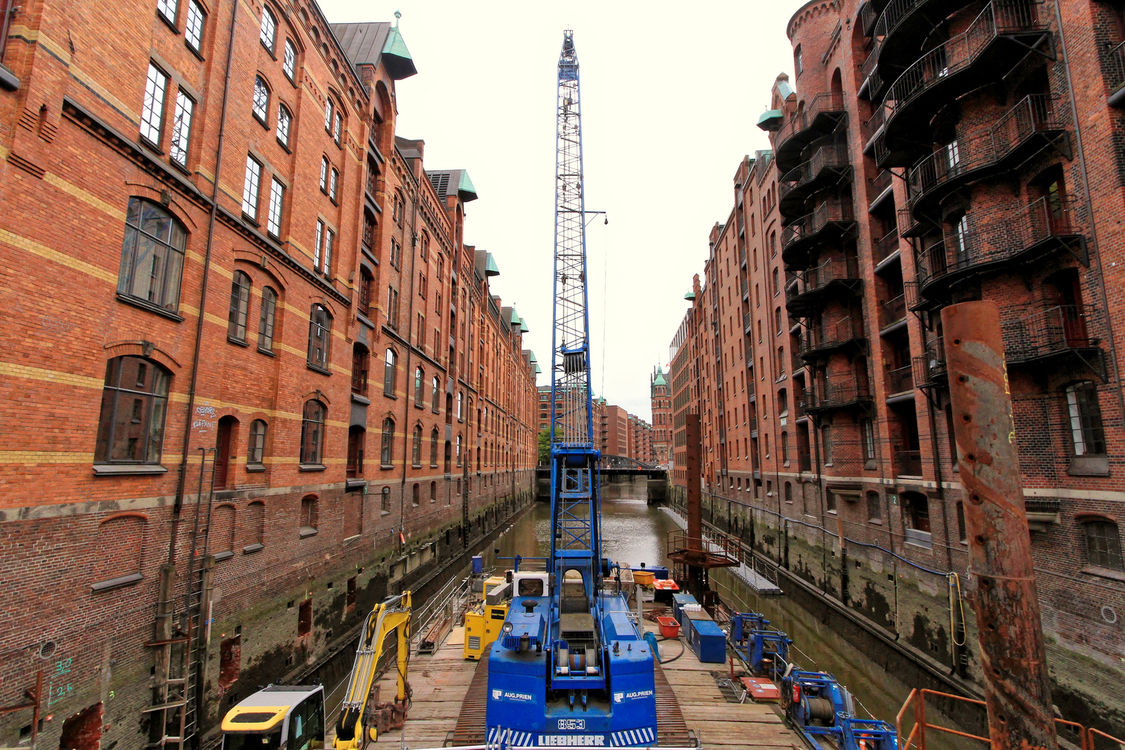 schwimmender Reparaturtrupp in der Speicherstadt