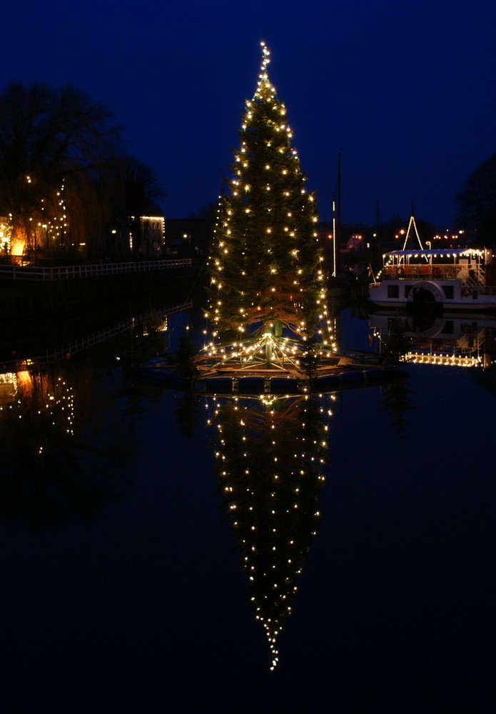 Schwimmender Weihnachtsbaum