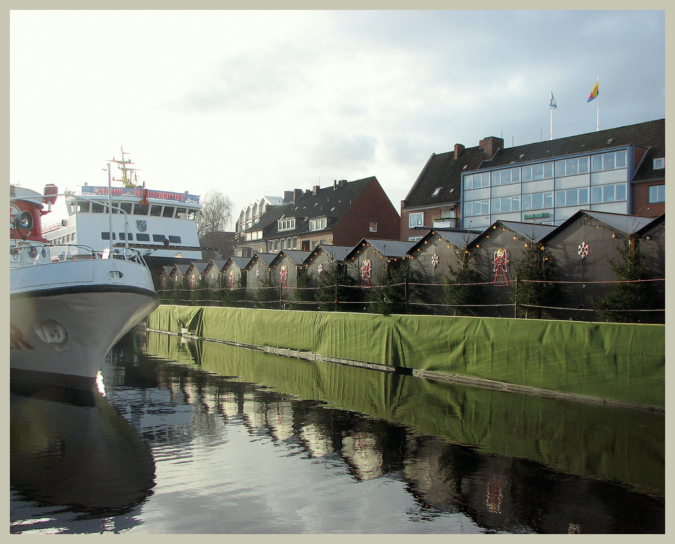 Schwimmender Weihnachtsmarkt