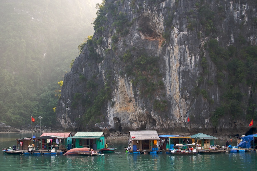 Schwimmendes Dorf in der Ha Long Bucht