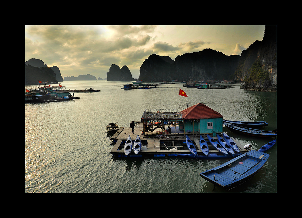 Schwimmendes Dorf in der Halong Bucht