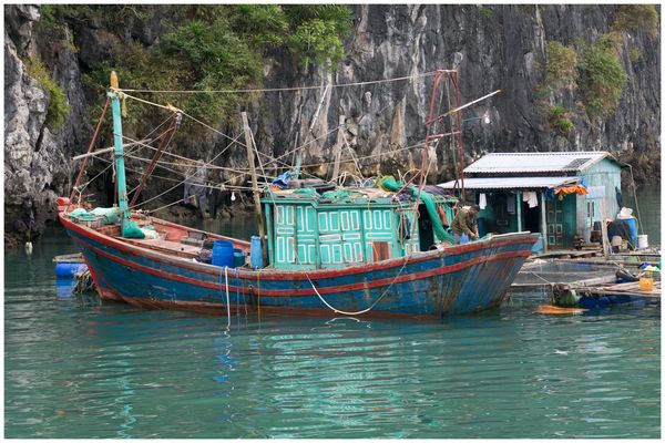 schwimmendes Eigenheim mit Boot