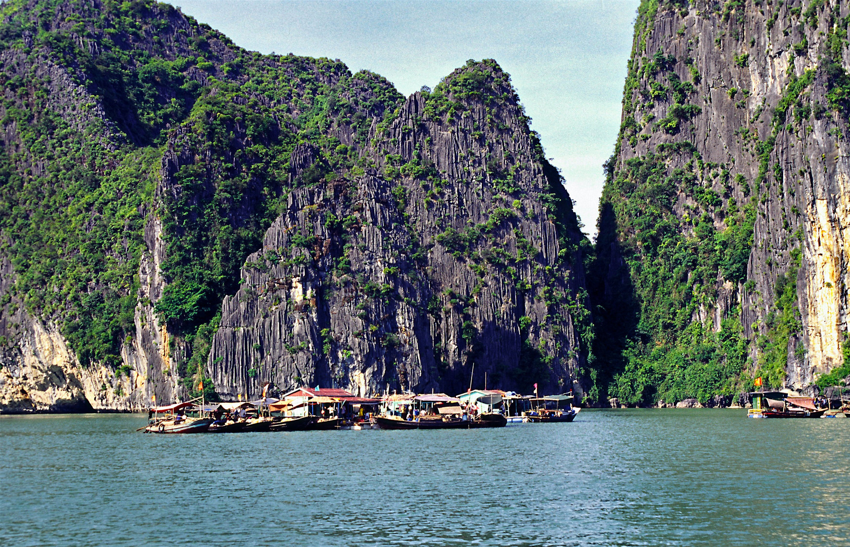 Schwimmendes Fischerdorf in der Halong-Bucht 