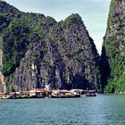 Schwimmendes Fischerdorf in der Halong-Bucht 