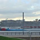 schwimmendes riesenhotel auf dem hudson river