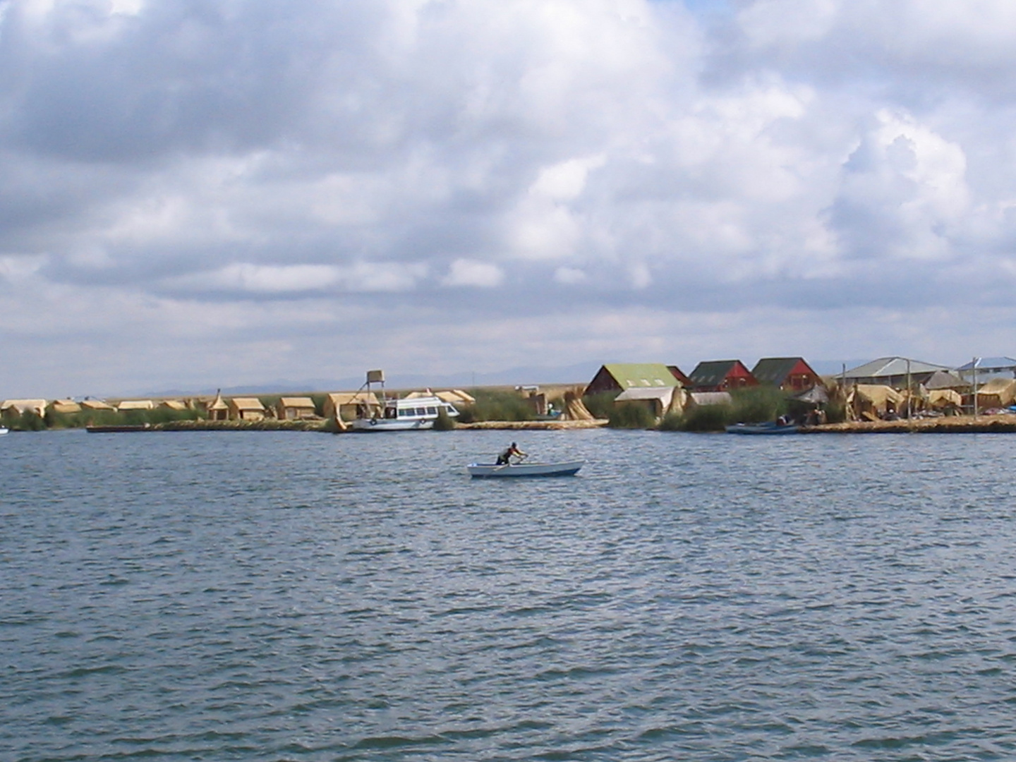 Schwimmendes Schilfdorf auf dem Titicacasee