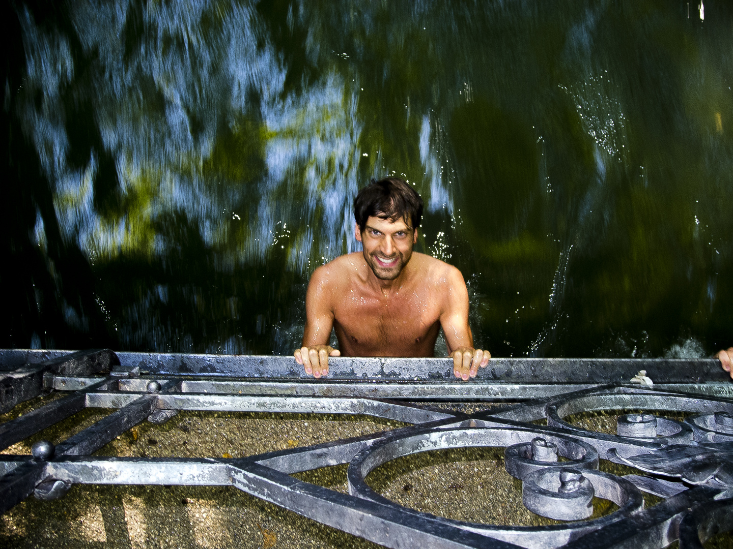 Schwimmer am Eisbach im Englsichen Garten in München