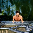 Schwimmer am Eisbach im Englsichen Garten in München