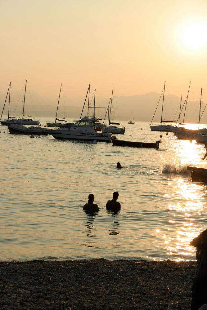 Schwimmer im Sonnenuntergang am Gardasee