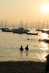 Schwimmer im Sonnenuntergang am Gardasee