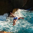 Schwimmer Springt von der Klippe