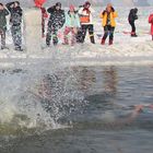 Schwimmer unter Wasser beim Auftauchen