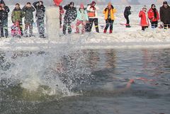 Schwimmer unter Wasser beim Auftauchen