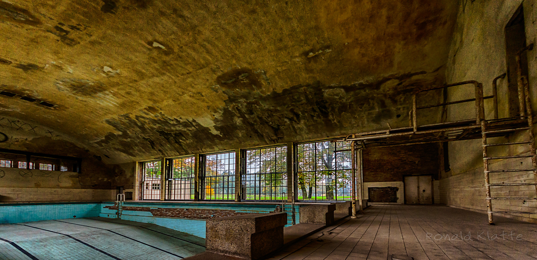 Schwimmhalle mit abgebauten Sprungturm