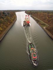 Schwimmkran ENAK und Schlepper STEINBOCK kurz vor der Levensauer Hochbrücke