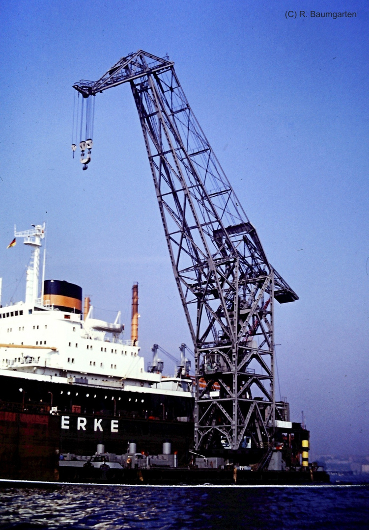 Schwimmkran Hamburger Hafen bei einem Frachter im Dock der Howaldtswerke