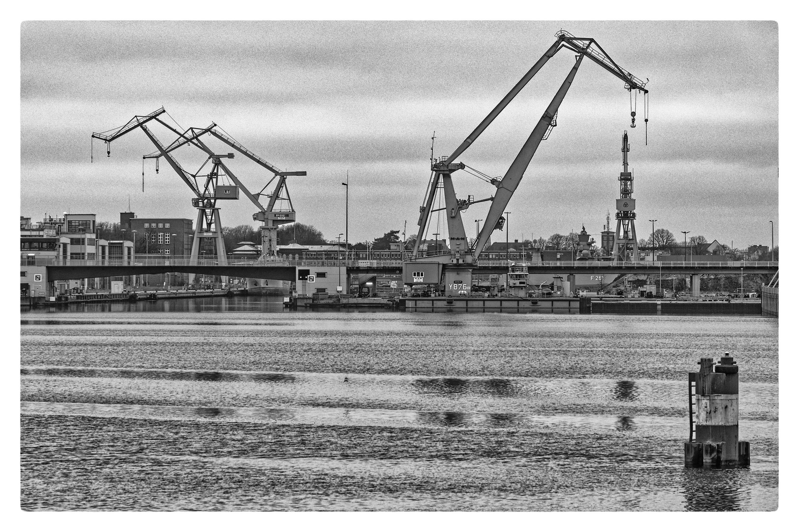 Schwimmkran im Hafenbecken Wilhelmshaven