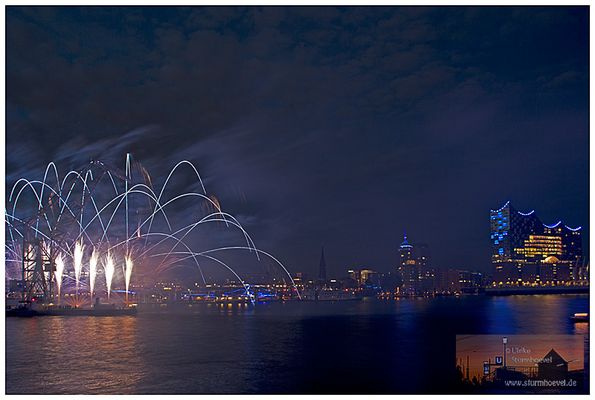Schwimmkran mit Feuerwerk