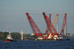 Schwimmkran Rambiz verlässt den Hamburger Hafen