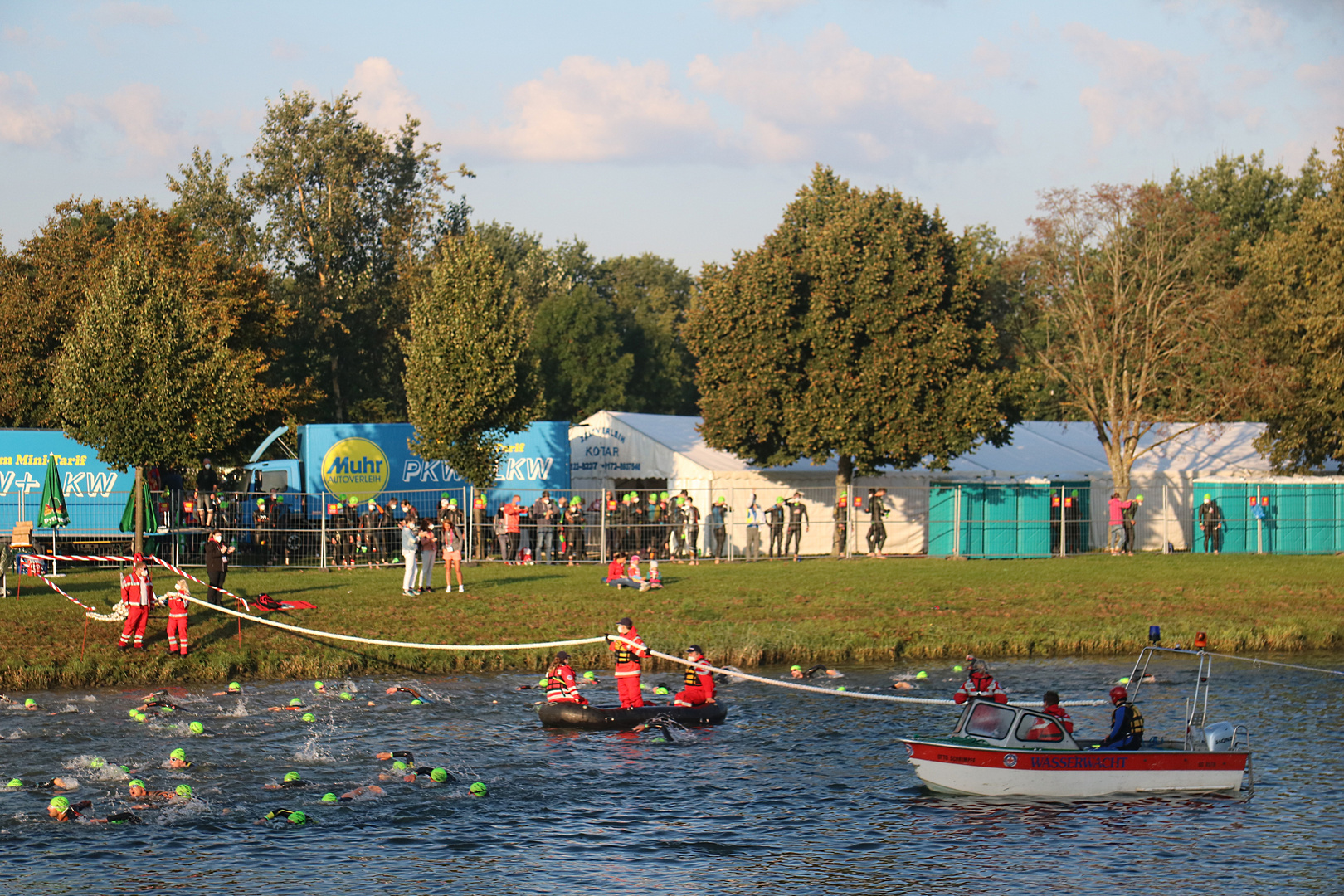 Schwimmstart des Datev Challenge Triathlon am Main-Donau-Kanal bei Heuberg/Hilpoltstein