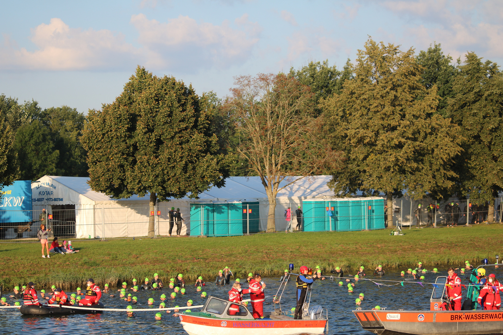 Schwimmstart des Datev Challenge Triathlon am Main-Donau-Kanal bei Heuberg/Hilpoltstein