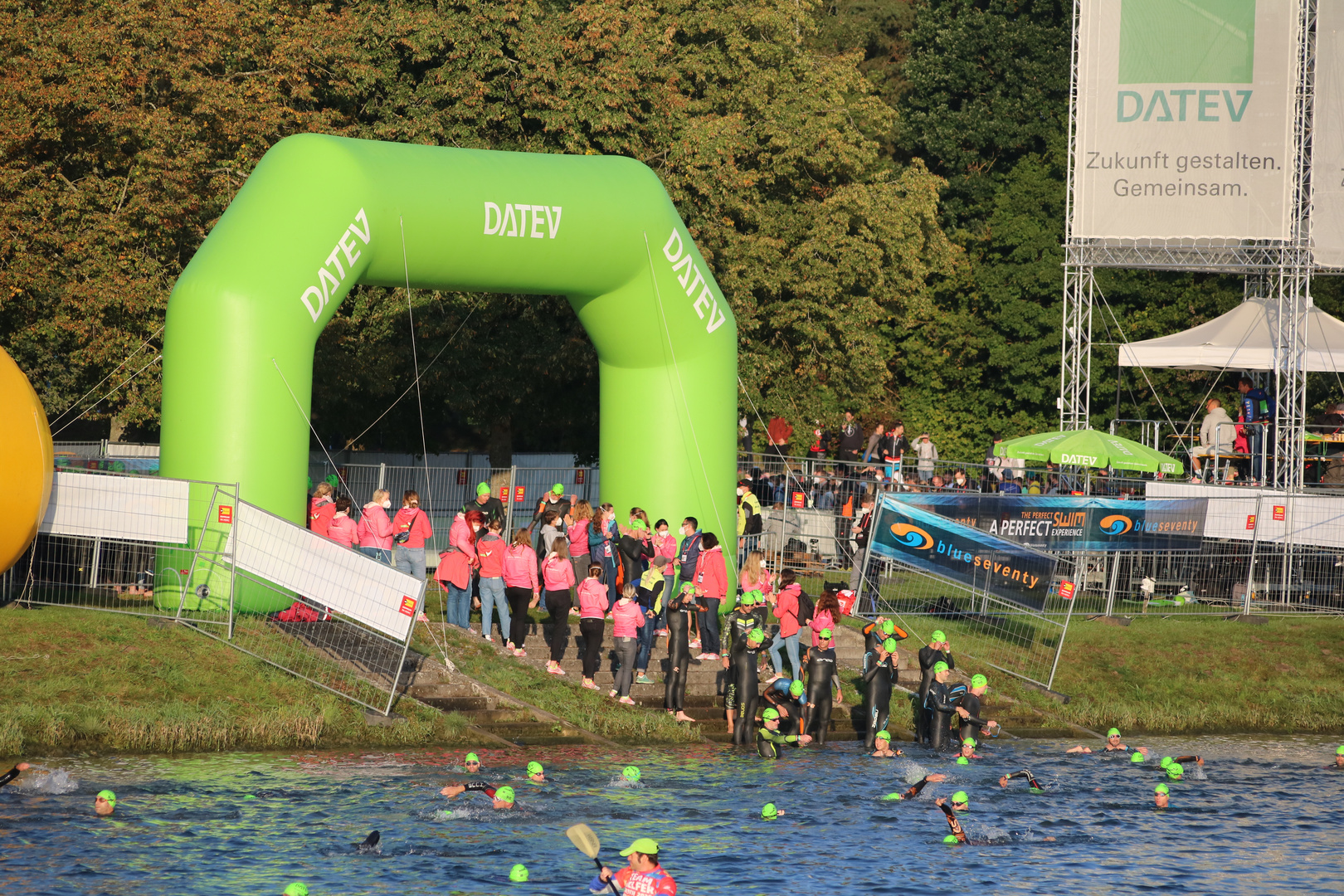 Schwimmstart des Datev Challenge Triathlon am Main-Donau-Kanal bei Heuberg/Hilpoltstein