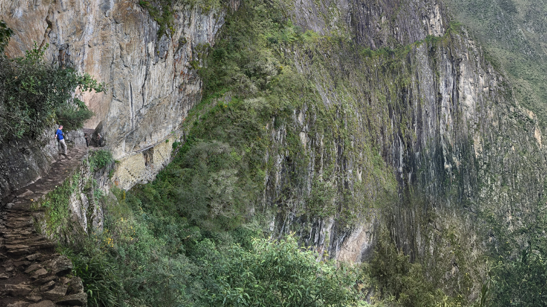 Schwindelerregender Inka-Pfad mit Inka-Brücke bei Machu Picchu