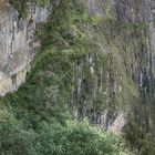 Schwindelerregender Inka-Pfad mit Inka-Brücke bei Machu Picchu